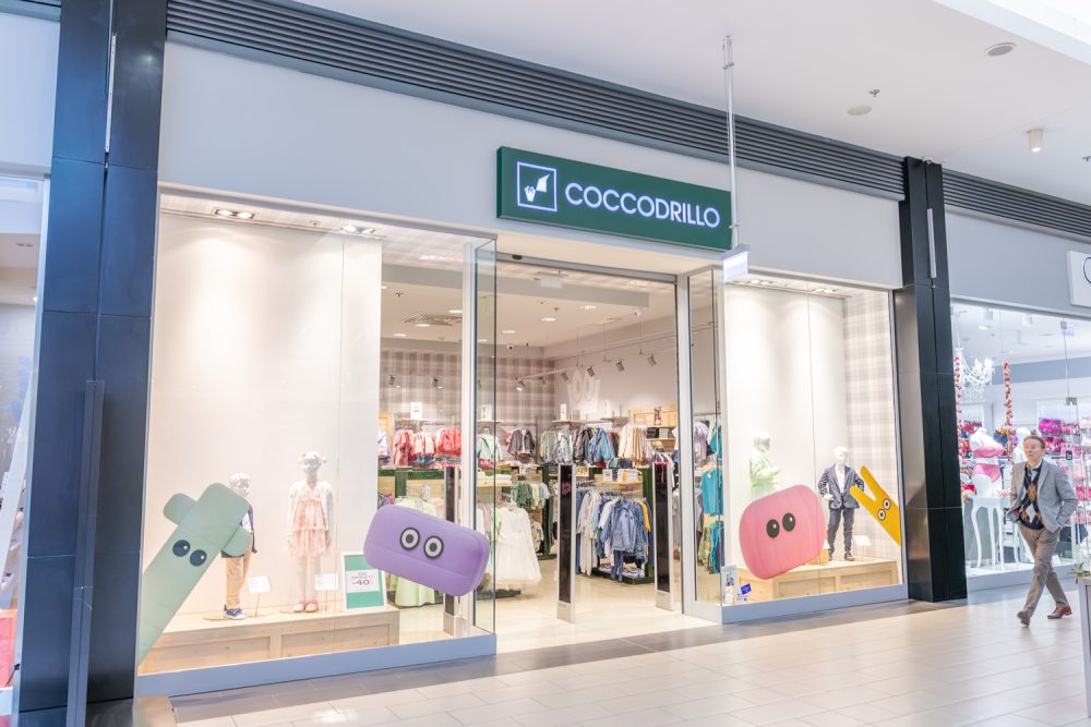 Witryna sklepu z odzieżą dziecięcą Coccodrillo w M1 Czeladź