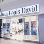 Witryna salonu fryzjerskiego Jean Louis David w M1 Czeladź