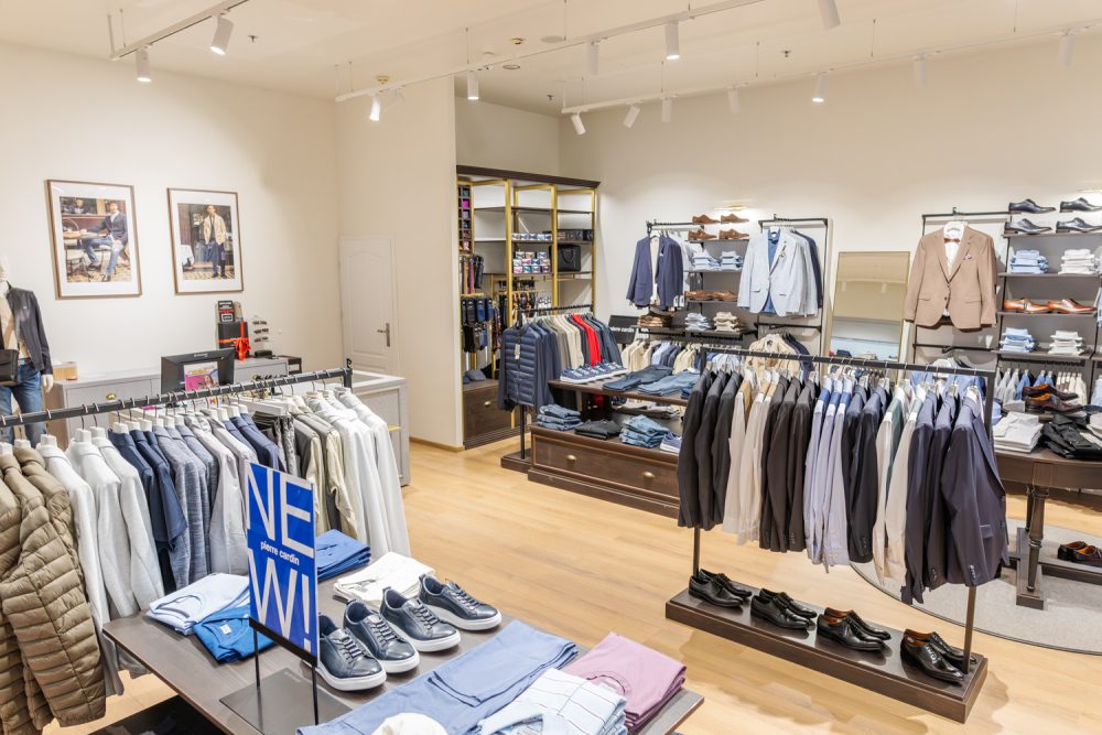 Wnętrze salonu mody męskiej Pierre Cardin w M1 Czeladź