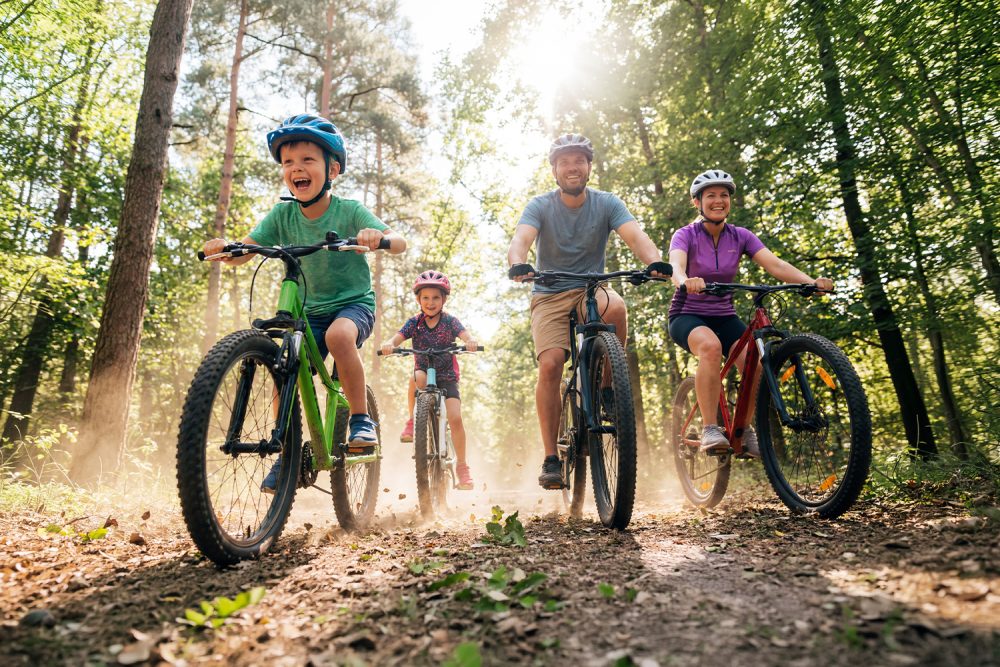 Zagłębiowski dzień rowerowy w M1 Czeladź. Szczęśliwa rodzina na wycieczce rowerowej w lesie.