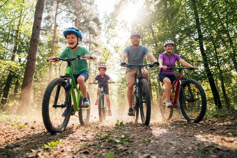 Zagłębiowski dzień rowerowy w M1 Czeladź. Szczęśliwa rodzina na wycieczce rowerowej w lesie.