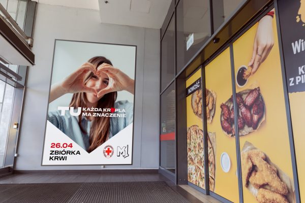 Pionowy baner reklamowy o łącznej powierzchni 13,5 m2 i wymiarach 3x4,5m zlokalizowany przy Medicine, H&M oraz Apart.