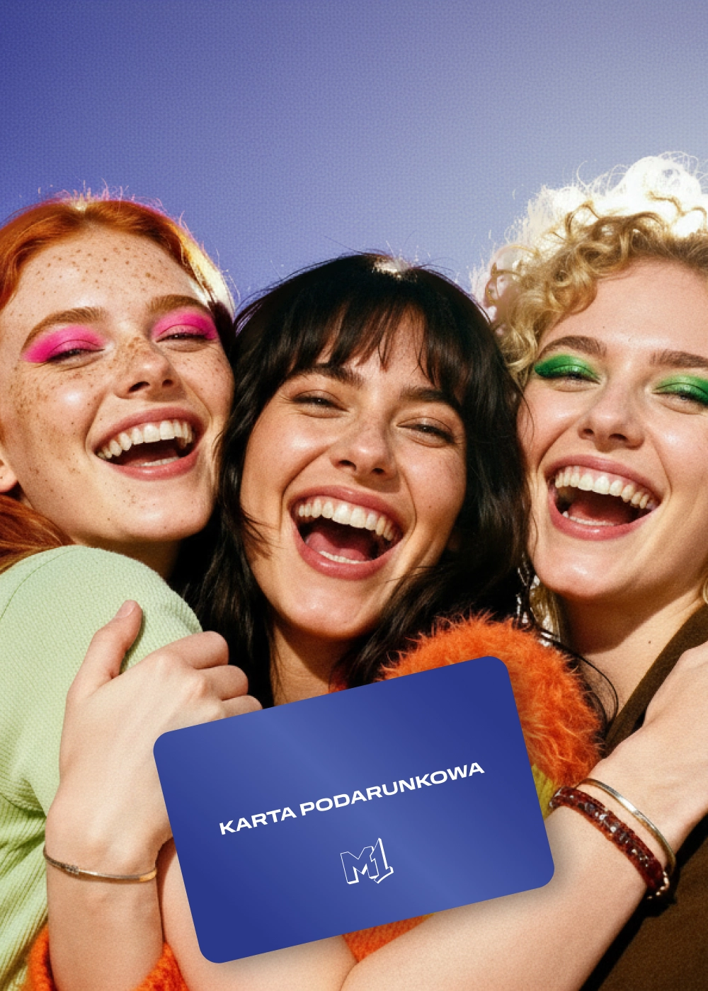 trzy kobiety uśmiechnięte z kartą podarunkową m1 czeladź