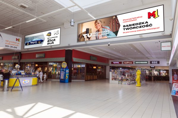 Dwa banery reklamowe o wymiarach 10,5x2,5m i łącznej powierzchni 52,5 m2 zlokalizowane przy MediaMarkt i HalfPrice.