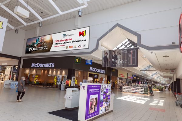 Poziomy baner o wymiarach 10,5x2,5m i łącznej powierzchni reklamowej 26,2 m2 zlokalizowany przy bi1, Sephora i H&M.