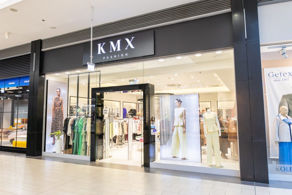 Witryna sklepu odzieżowego KMX Fashion w M1 Czeladź