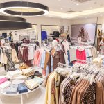 Wnętrze sklepu odzieżowego KMX Fashion w M1 Czeladź