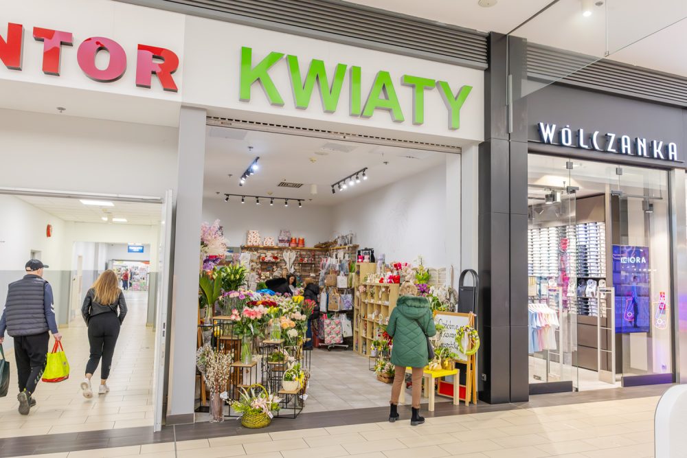 Witryna kwiaciarni w M1 Czeladź