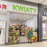 Witryna kwiaciarni w M1 Czeladź