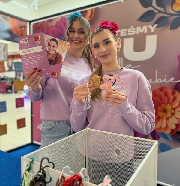 hostessy z ulotkami na stoisku na wydarzeniu kobieta w centrum