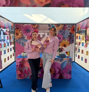 hostessy z ulotkami na stoisku na wydarzeniu kobieta w centrum