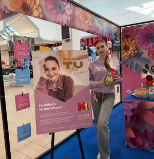 hostessa z ulotkami na stoisku na wydarzeniu kobieta w centrum