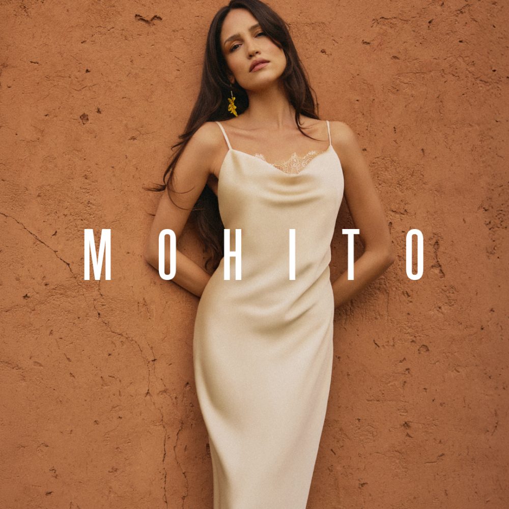 Modelka w eleganckiej jasnej sukience prezentująca nową kolekcję letnią w salonie MOHITO M1 Czeladź.