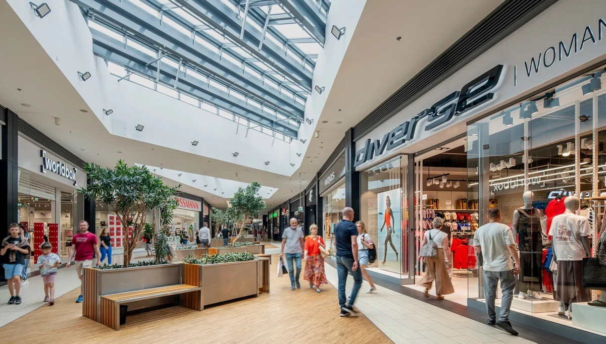 wnętrze obiektu i pasaż z najemcami m1 czeladź