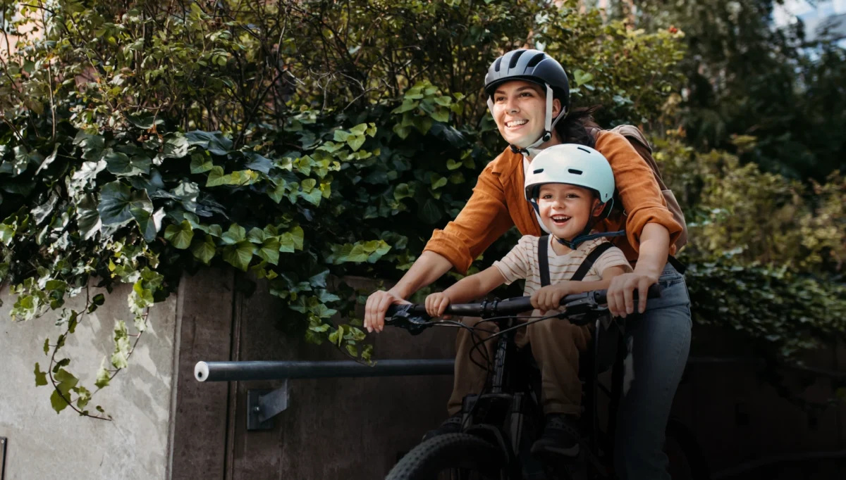 mama z dzieckiem na rowerze