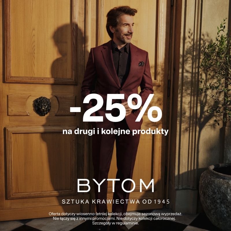 Grafika promocyjna marki Bytom przedstawia eleganckiego mężczyznę w bordowym garniturze stojącego przy drewnianych drzwiach. Na środku widoczna jest informacja o promocji „-25% na drugi i kolejne produkty”. Na dole znajduje się logo marki Bytom oraz informacja, że oferta dotyczy kolekcji wiosenno-letniej.