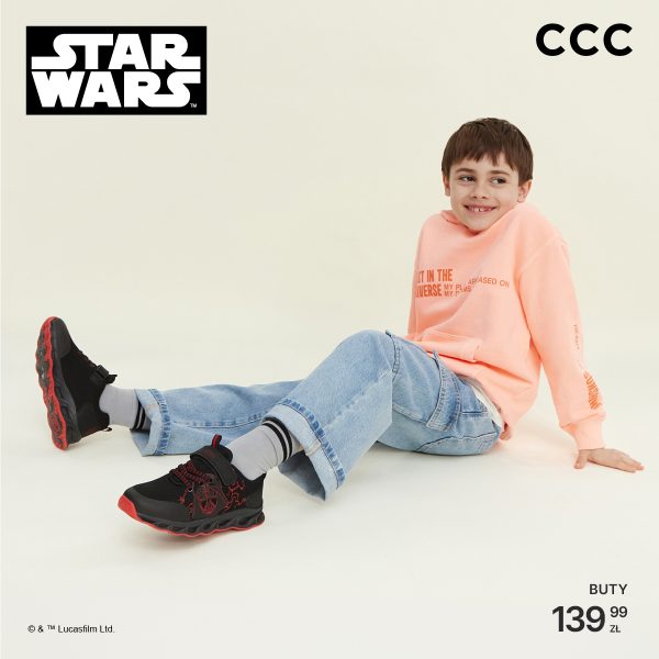 Grafika promująca kolekcję Star Wars w CCC. Na jasnym tle siedzi uśmiechnięty chłopiec ubrany w jasne jeansy i pastelową bluzę. Ma na sobie czarne sneakersy z czerwonymi detalami i motywem Star Wars. W lewym górnym rogu widnieje logo Star Wars, w prawym logo CCC, a w prawym dolnym rogu informacja o cenie butów – 139,99 zł.