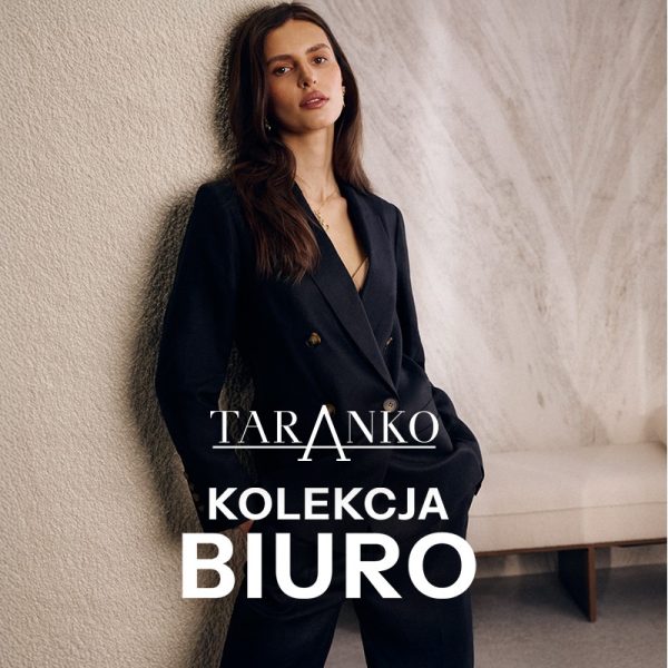 Grafika promocyjna marki Taranko. Modelka stoi oparta o jasną ścianę w eleganckim, ciemnym garniturze składającym się z marynarki i spodni. Stylizacja utrzymana jest w minimalistycznym, biznesowym stylu. Na środku grafiki znajduje się napis „Taranko – Kolekcja Biuro”. W tle widoczne jest nowoczesne wnętrze w stonowanych kolorach.