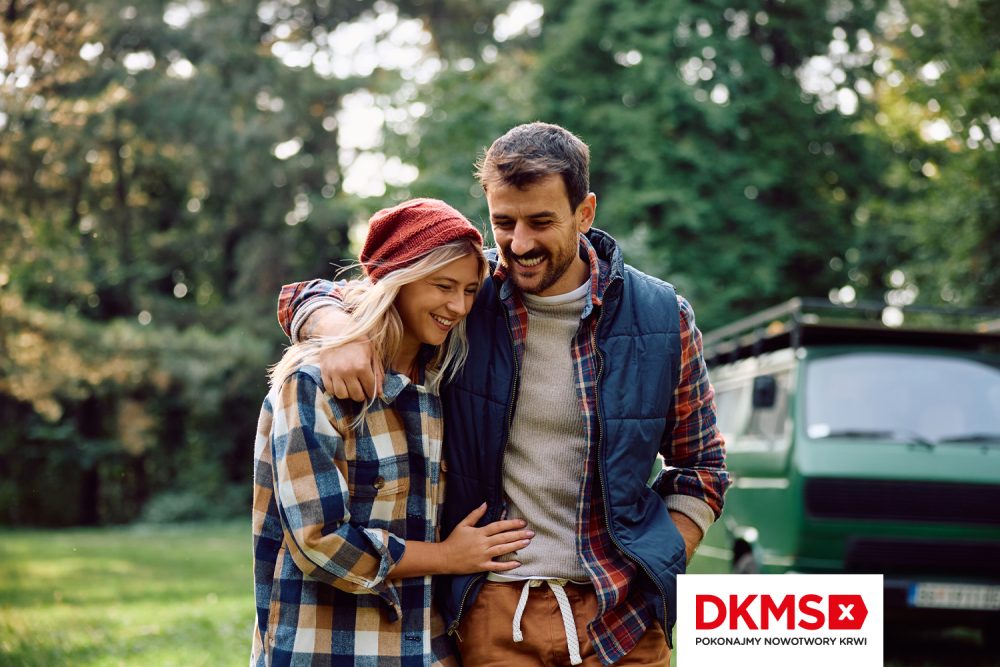 DKMS zbiórka krwi w M1 Czeladź. Szczęśliwa spacerująca para.