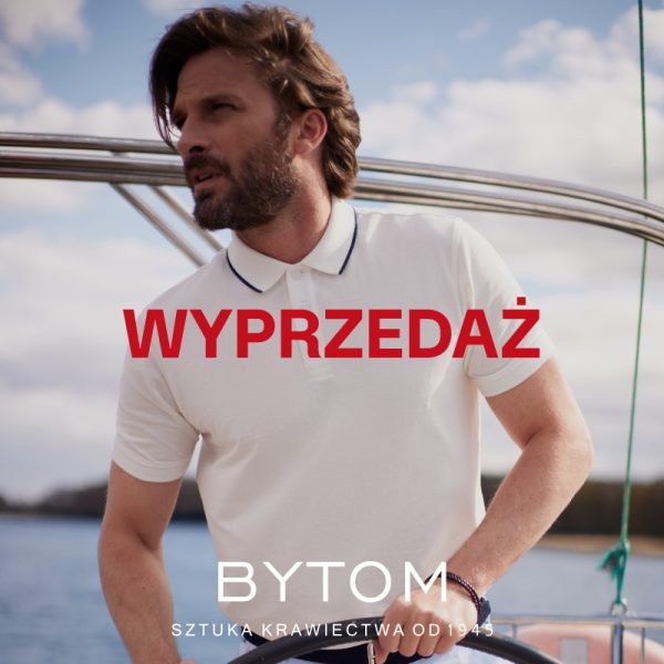 Grafika promocyjna wyprzedaży w BYTOM. Mężczyzna ubrany w polo sterujący łódką.