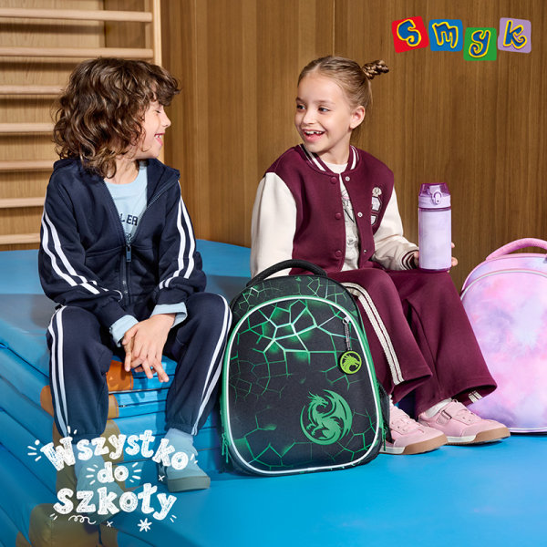 Grafika promocyjna dla marki SMYK. Chłopiec i dziewczynka siedzący w szkole na matach w sali gimnastycznej, reklamujący plecaki, bidony, ubrania i akcesoria do szkoły.