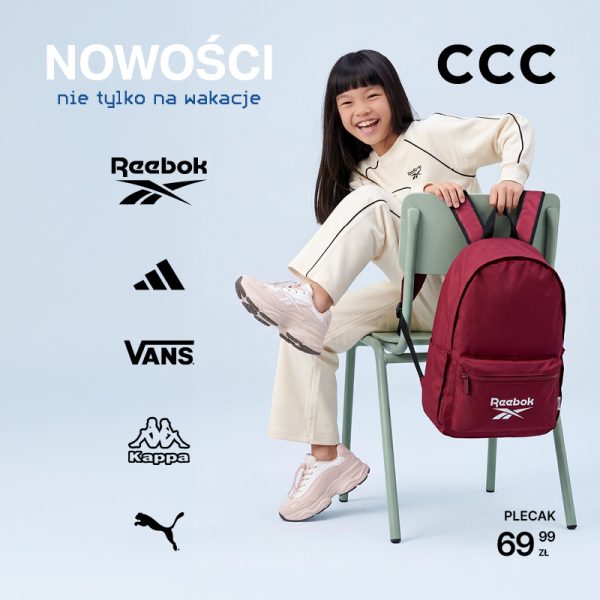 Grafika promocyjna marki ccc na nowe buty i plecaki. Młoda azjatka na jasnoniebieskim layoutcie reklamująca znane marki ze sklepu ccc.