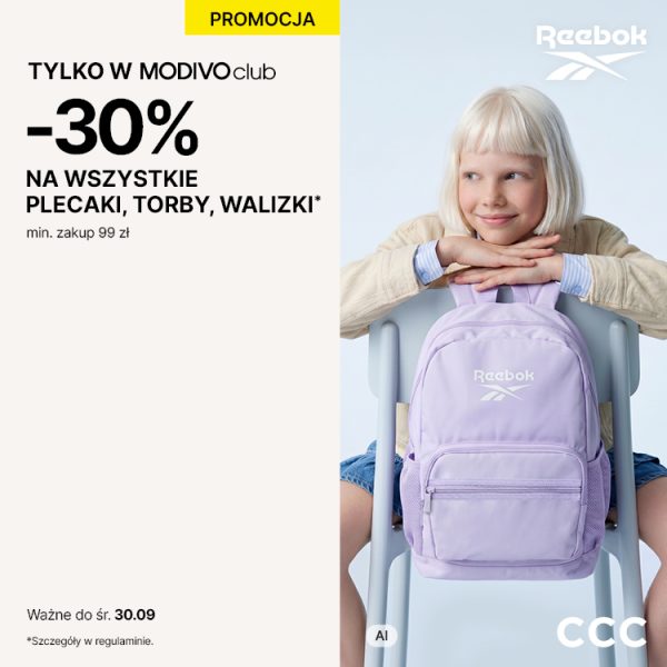 Grafika promocyjna marki CCC. Dziewczynka o krótkich blond włosach siedząca na krześle i trzymająca fioletowy plecak reeboka.