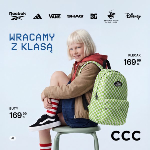 Grafika promocyjna marki ccc na back tu school. Dziewczynka o krótkich blond włosach siedząca na krześle. Ubiór dziewczynki to zielony plecak w kratkę, buty vans czarno-białe, brązowa kurtka, biało-czerwone skarpetki.