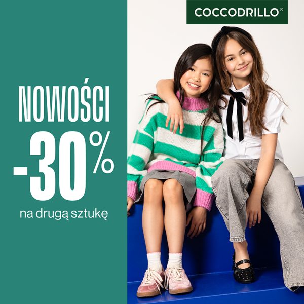 Grafika promocyjna marki coccodrillo. Małe uśmiechnięte dziewczynki obejmujące się ubrane w nowości od coccodrillo.