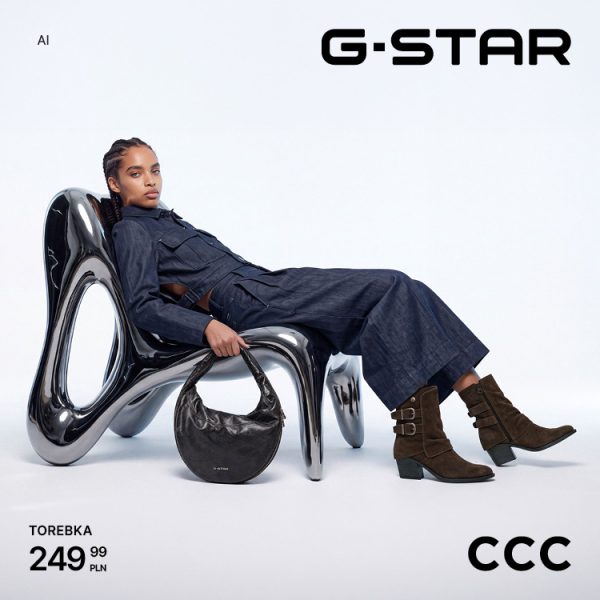 Grafika promocyjna marki CCC. Ciemno skóra kobieta ubrana denimowy jednoczęściowy strój, siedząca na surrealistycznym krześle reklamująca kolekcję G-Star.