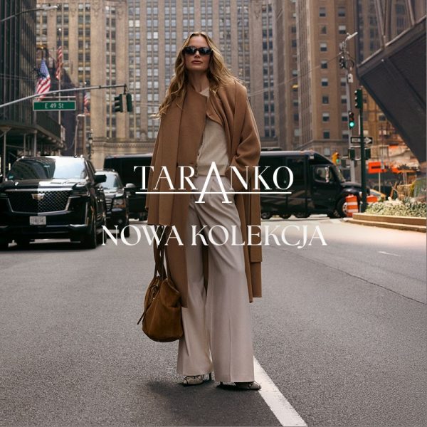 Grafika promocyjna marki TARANKO. Blondynka elegancko ubrana w jasno brązowy płaszcz stojąca na ulicy w Centrum Nowego Yorku.