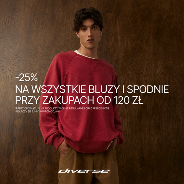 Grafika promocyjna marki diverse. Chłopak brunet ubrany w luźną czerwoną bluzę stojący na tle drewnianej ściany.