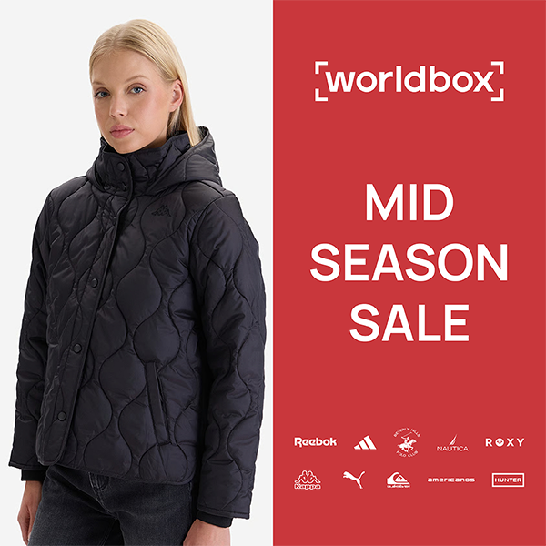 Grafika promocyjna marki worldbox dla mid season sale. Blondynka w czarnej zimowej pikowanej kurtce.
