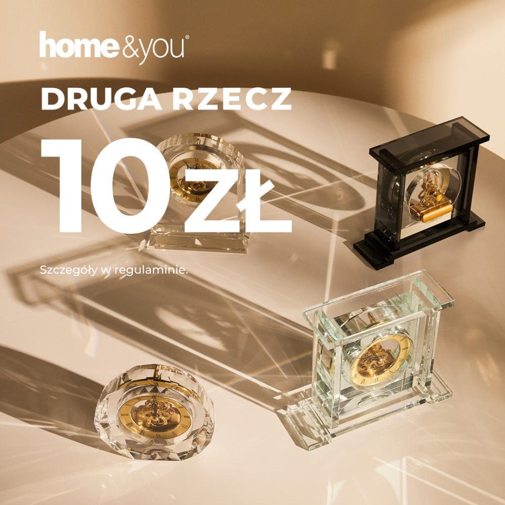 Cztery dekoracyjne zegary w przezroczystych i czarnych obudowach na beżowym tle, oświetlone słońcem. Na grafice białe logo home&you, napis „Druga rzecz 10 zł” oraz informacja „Szczegóły w regulaminie”.
