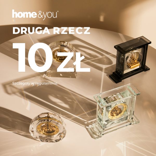 Cztery dekoracyjne zegary w przezroczystych i czarnych obudowach na beżowym tle, oświetlone słońcem. Na grafice białe logo home&you, napis „Druga rzecz 10 zł” oraz informacja „Szczegóły w regulaminie”.