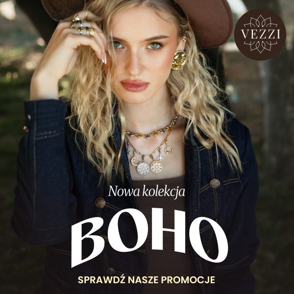 Nowa kolekcja BOHO marki VEZZI w M1 Czeladź – modelka w kapeluszu prezentuje naszyjniki, kolczyki i pierścionki. Napis: „Sprawdź nasze promocje”.