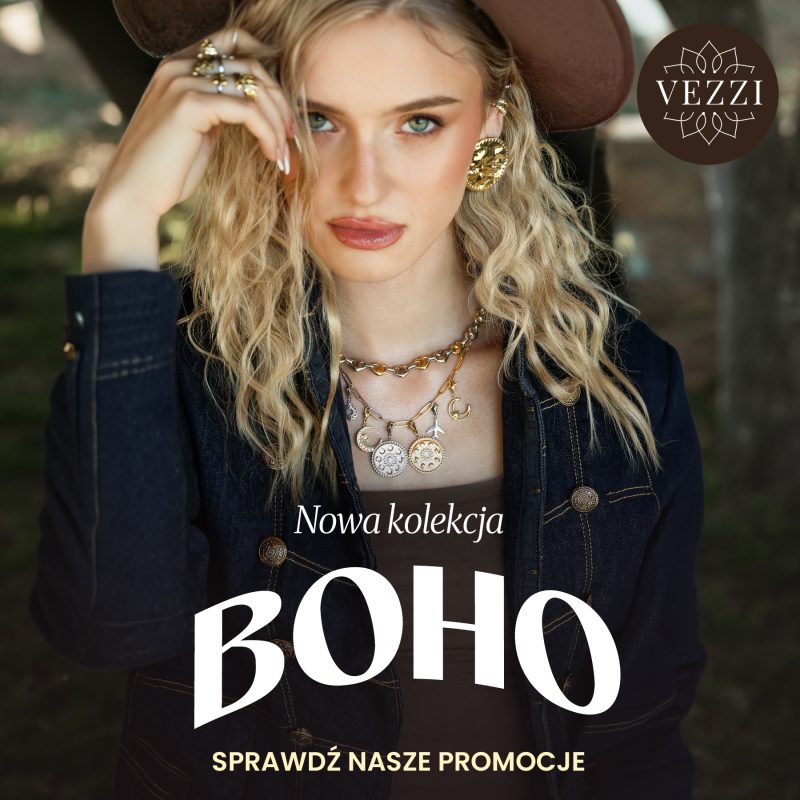 Nowa kolekcja BOHO marki VEZZI w M1 Czeladź – modelka w kapeluszu prezentuje naszyjniki, kolczyki i pierścionki. Napis: „Sprawdź nasze promocje”.